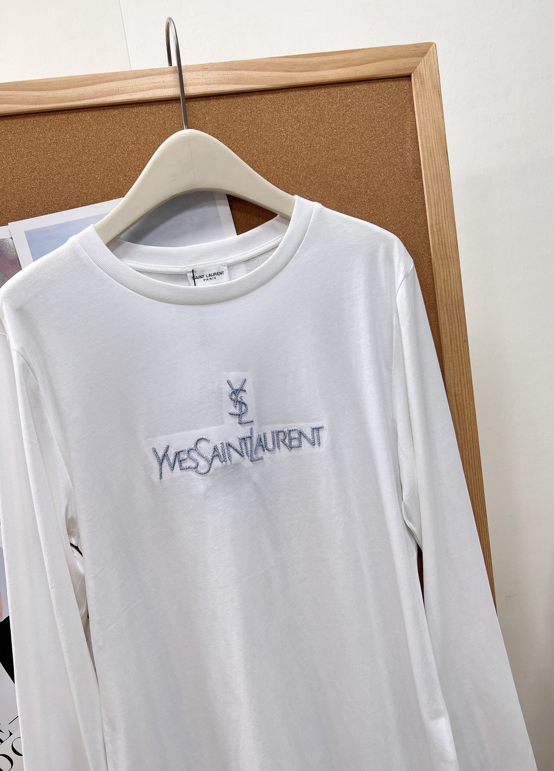 🆕YSL新款刺绣字母长袖T恤，黑白双色经典不出错，把低调高级感穿在身上，纯正老钱松弛氛围。 精选哑光细腻棉质面料，触感软