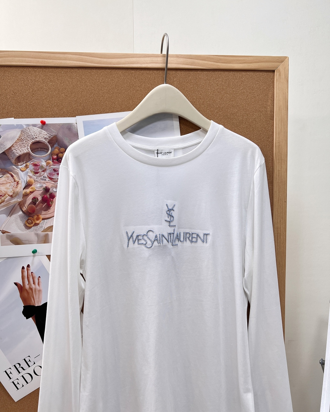 🆕YSL新款刺绣字母长袖T恤，黑白双色经典不出错，把低调高级感穿在身上，纯正老钱松弛氛围。 精选哑光细腻棉质面料，触感软