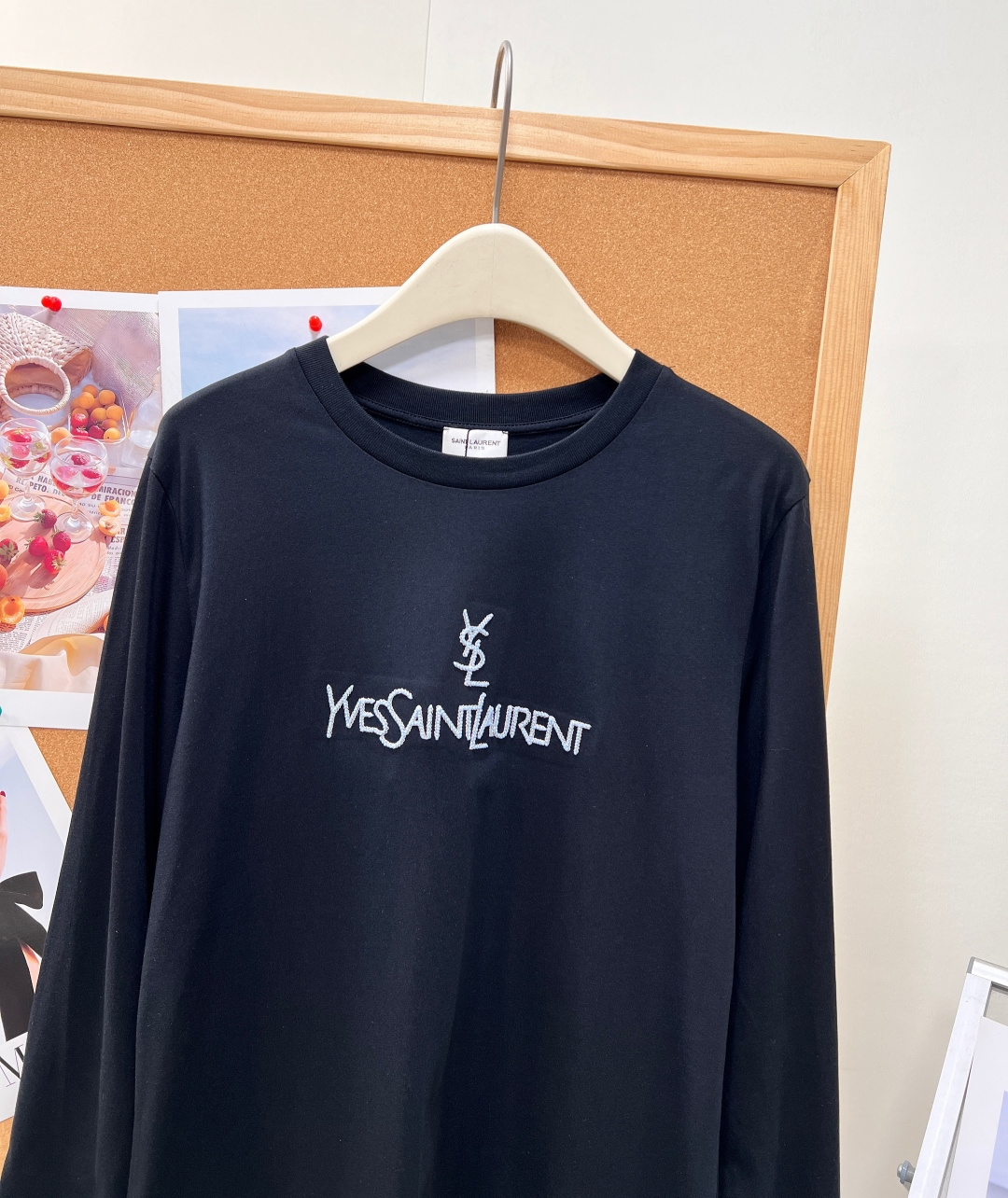 🆕YSL新款刺绣字母长袖T恤，黑白双色经典不出错，把低调高级感穿在身上，纯正老钱松弛氛围。 精选哑光细腻棉质面料，触感软