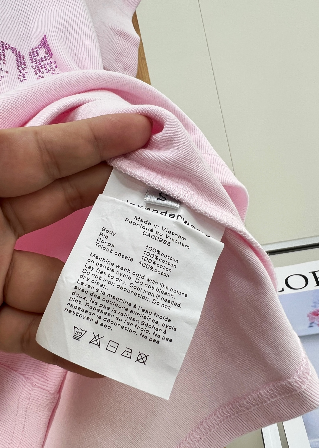 🆕ALEXANDERWANG 大王字母印花烫钻短袖T恤 修身版型勾勒利落线条，显瘦显比例，性感与高级感一步到位。整件烫钻