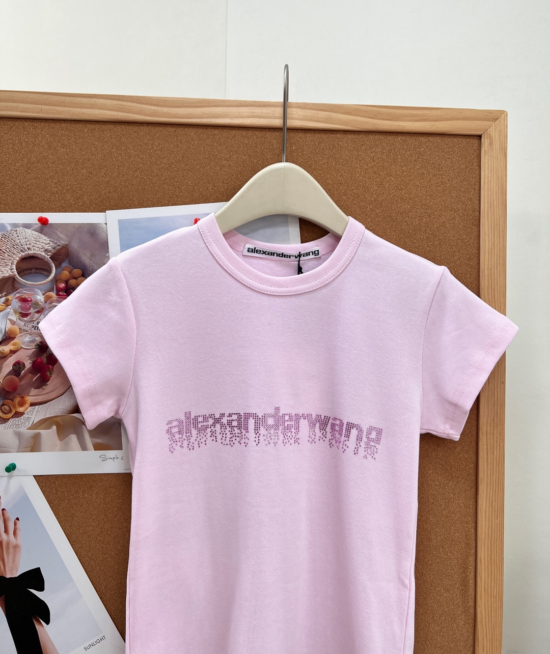 🆕ALEXANDERWANG 大王字母印花烫钻短袖T恤 修身版型勾勒利落线条，显瘦显比例，性感与高级感一步到位。整件烫钻