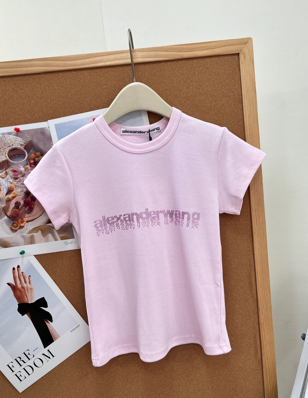 🆕ALEXANDERWANG 大王字母印花烫钻短袖T恤 修身版型勾勒利落线条，显瘦显比例，性感与高级感一步到位。整件烫钻