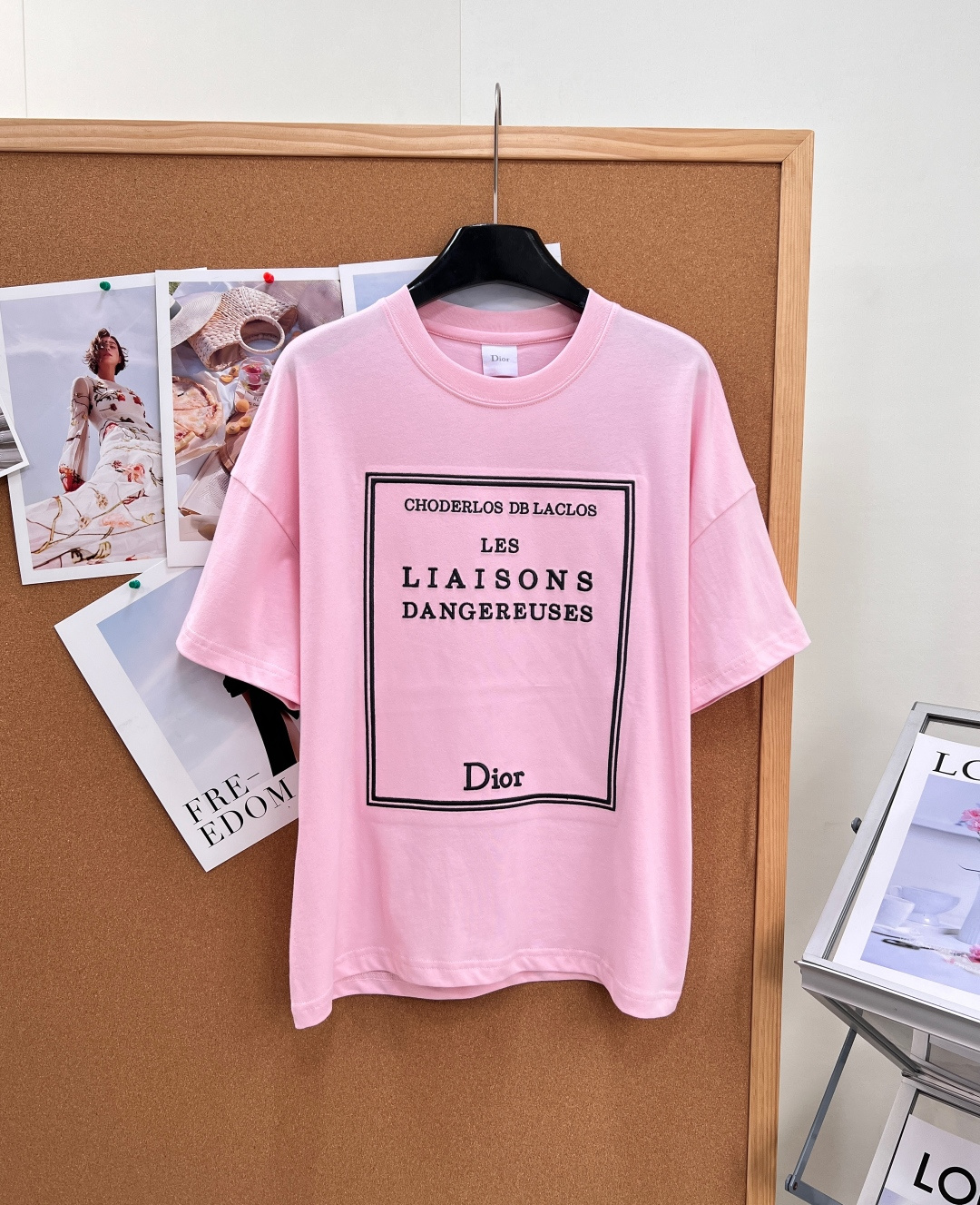 🆕Dior新款经典方框字母刺绣短袖T恤💖低饱和度柔雾樱花粉，温柔显白不挑皮，黄皮上身也能衬出好气色，法式优雅氛围感拉满。
