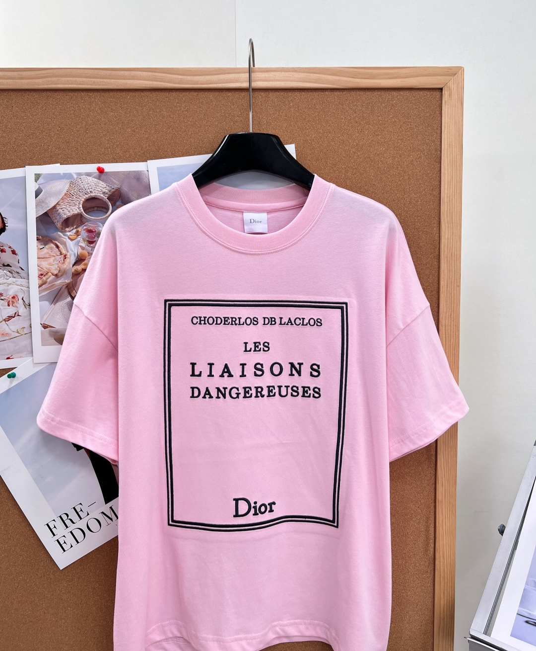 🆕Dior新款经典方框字母刺绣短袖T恤💖低饱和度柔雾樱花粉，温柔显白不挑皮，黄皮上身也能衬出好气色，法式优雅氛围感拉满。