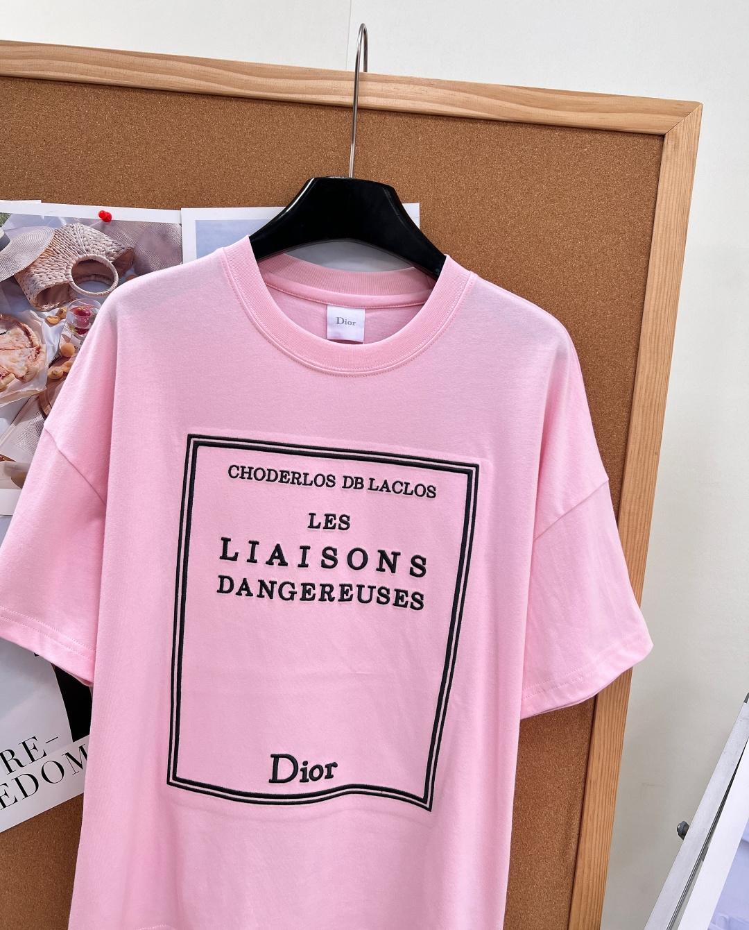 🆕Dior新款经典方框字母刺绣短袖T恤💖低饱和度柔雾樱花粉，温柔显白不挑皮，黄皮上身也能衬出好气色，法式优雅氛围感拉满。