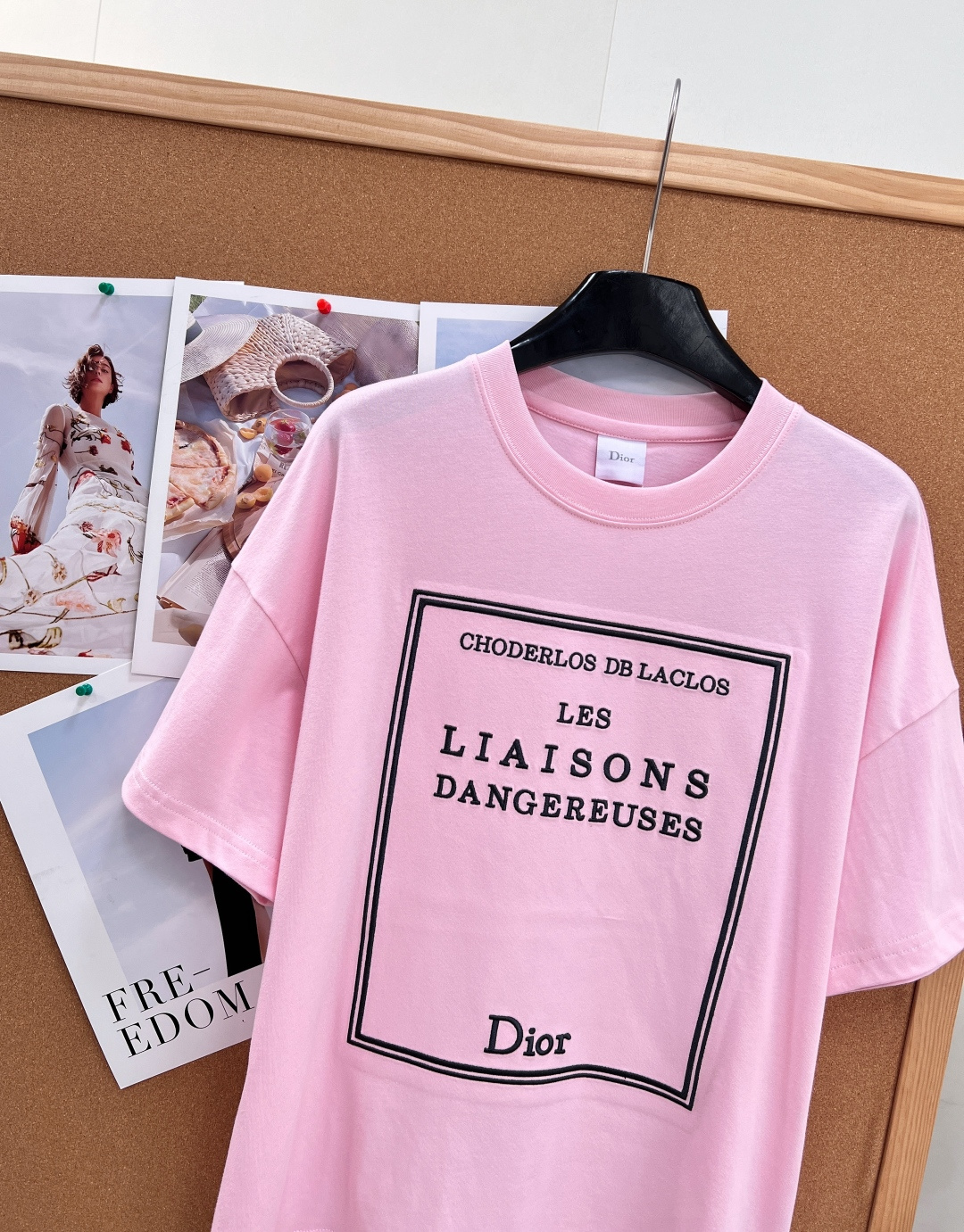 🆕Dior新款经典方框字母刺绣短袖T恤💖低饱和度柔雾樱花粉，温柔显白不挑皮，黄皮上身也能衬出好气色，法式优雅氛围感拉满。