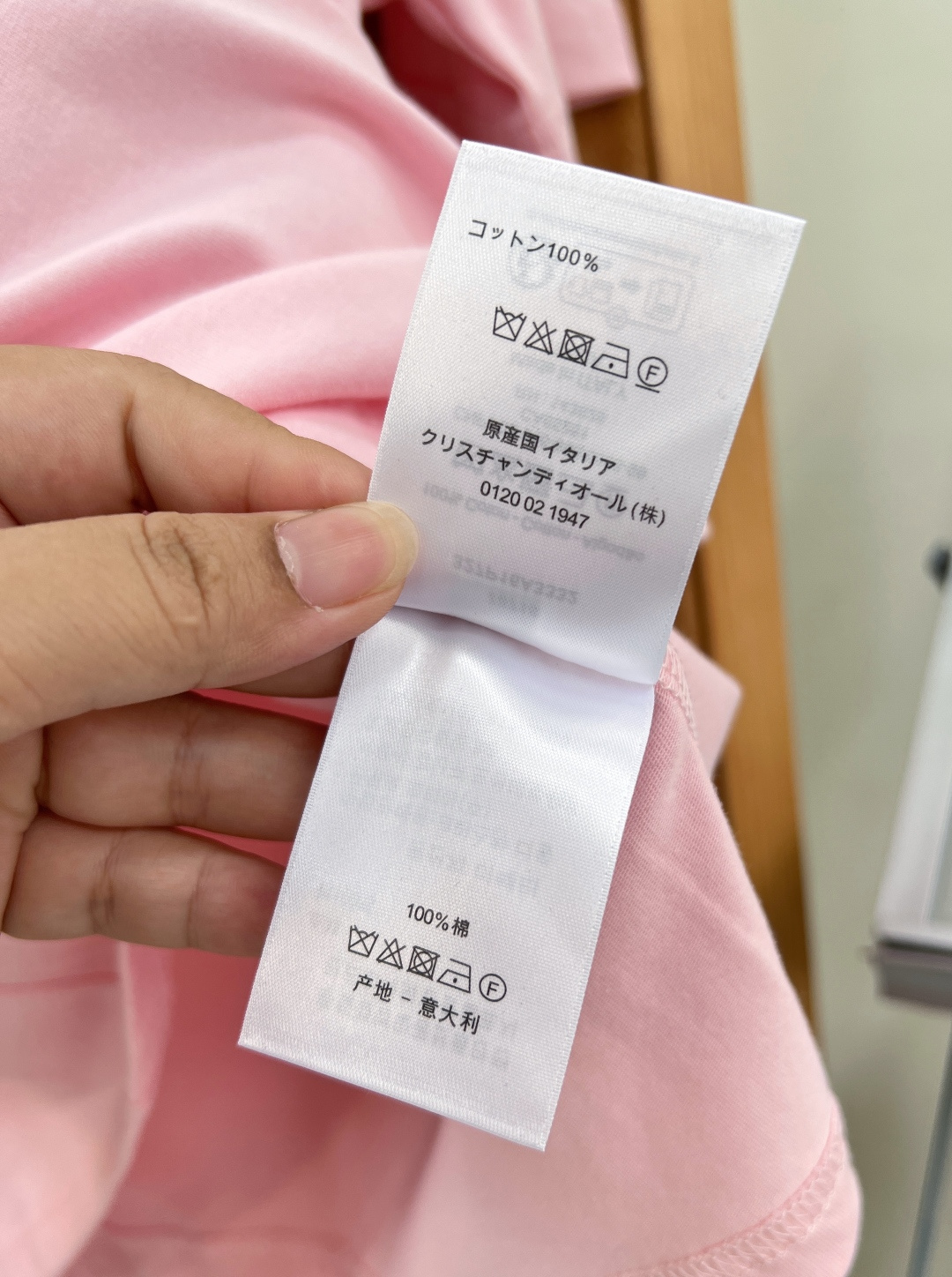 🆕Dior新款经典方框字母刺绣短袖T恤💖低饱和度柔雾樱花粉，温柔显白不挑皮，黄皮上身也能衬出好气色，法式优雅氛围感拉满。