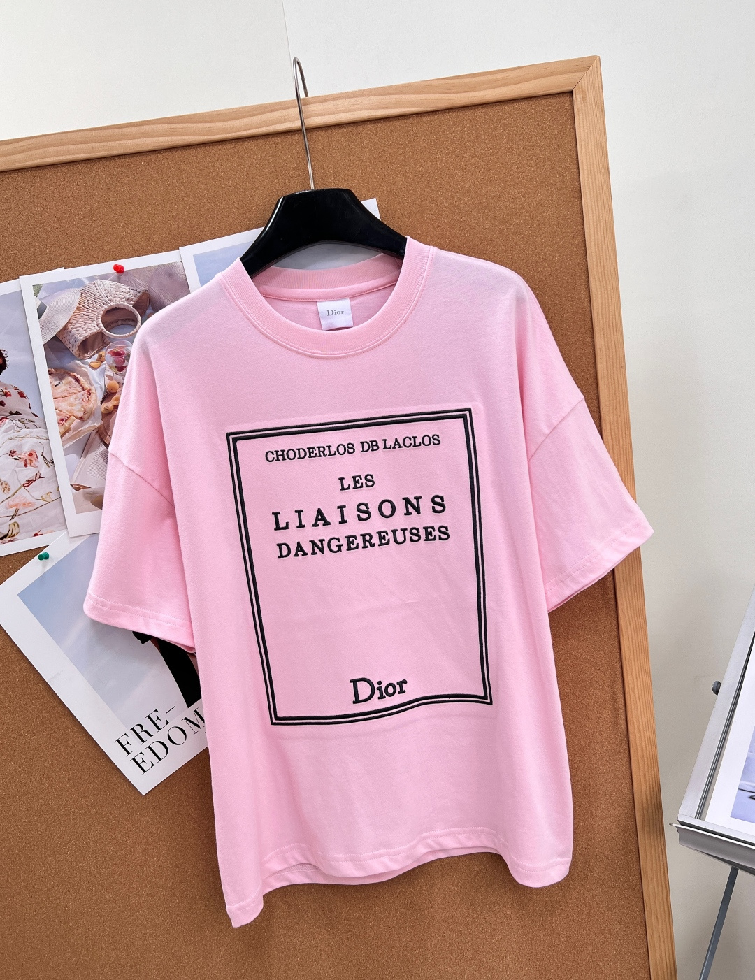 🆕Dior新款经典方框字母刺绣短袖T恤💖低饱和度柔雾樱花粉，温柔显白不挑皮，黄皮上身也能衬出好气色，法式优雅氛围感拉满。