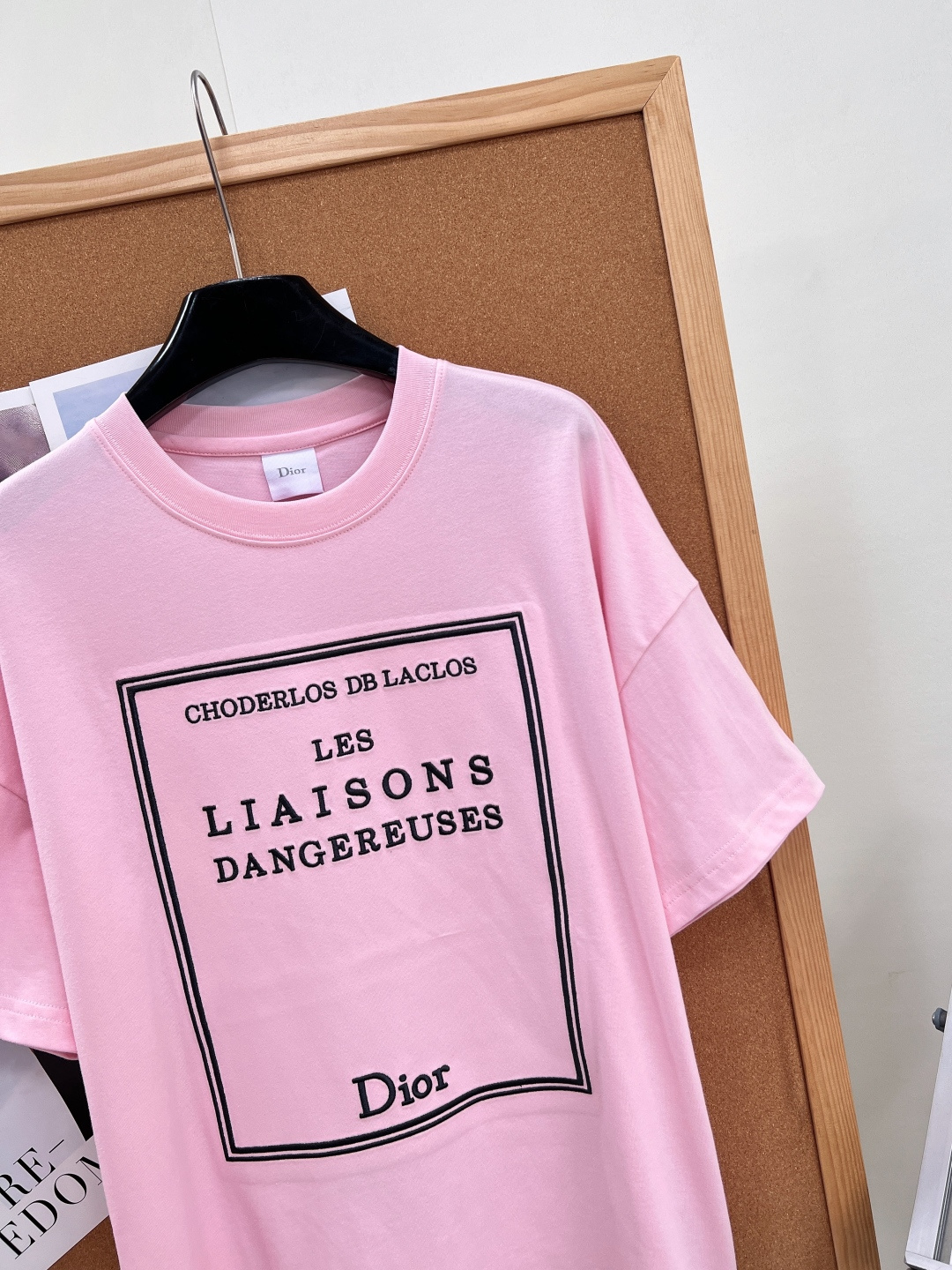 🆕Dior新款经典方框字母刺绣短袖T恤💖低饱和度柔雾樱花粉，温柔显白不挑皮，黄皮上身也能衬出好气色，法式优雅氛围感拉满。