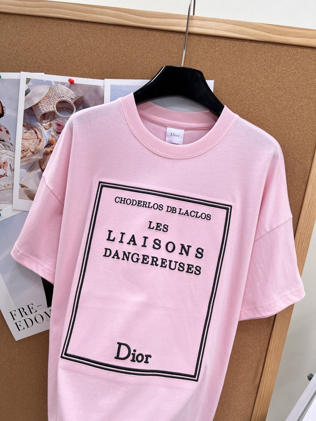 🆕Dior新款经典方框字母刺绣短袖T恤💖低饱和度柔雾樱花粉，温柔显白不挑皮，黄皮上身也能衬出好气色，法式优雅氛围感拉满。