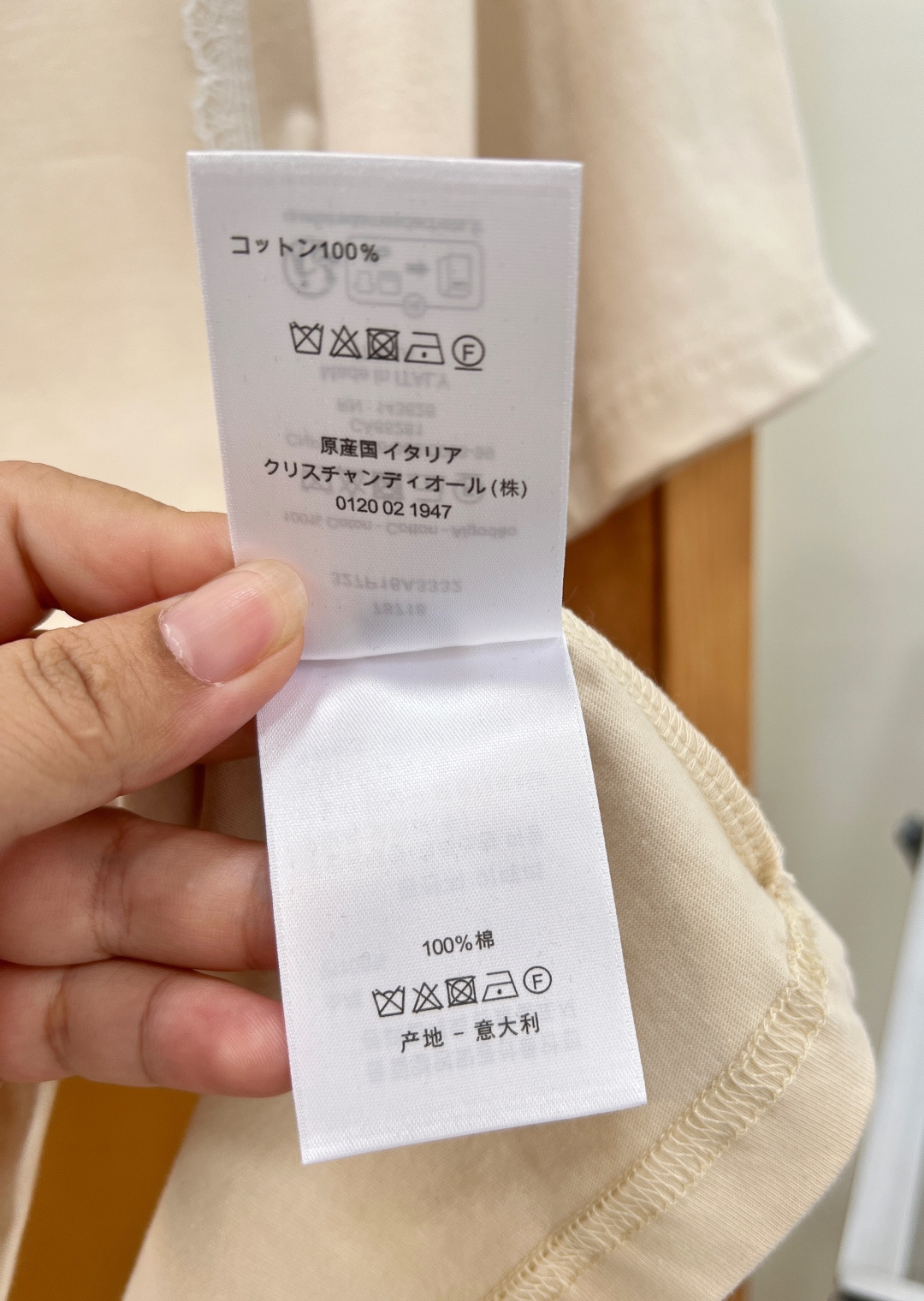 🆕Dior新款蕾丝花边刺绣字母短袖T恤，温柔奶杏做旧底色，自带复古做旧水洗质感，温柔不挑皮，黄皮上身体感柔和显气色。 衣