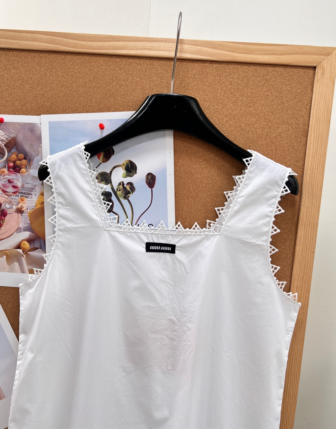 🆕Miu Miu新款花边方领无袖娃娃连衣裙，纯欲少女感封神｜🤍经典miu系娃娃裙版型，干净纯白底色，把清甜富家少女气质完