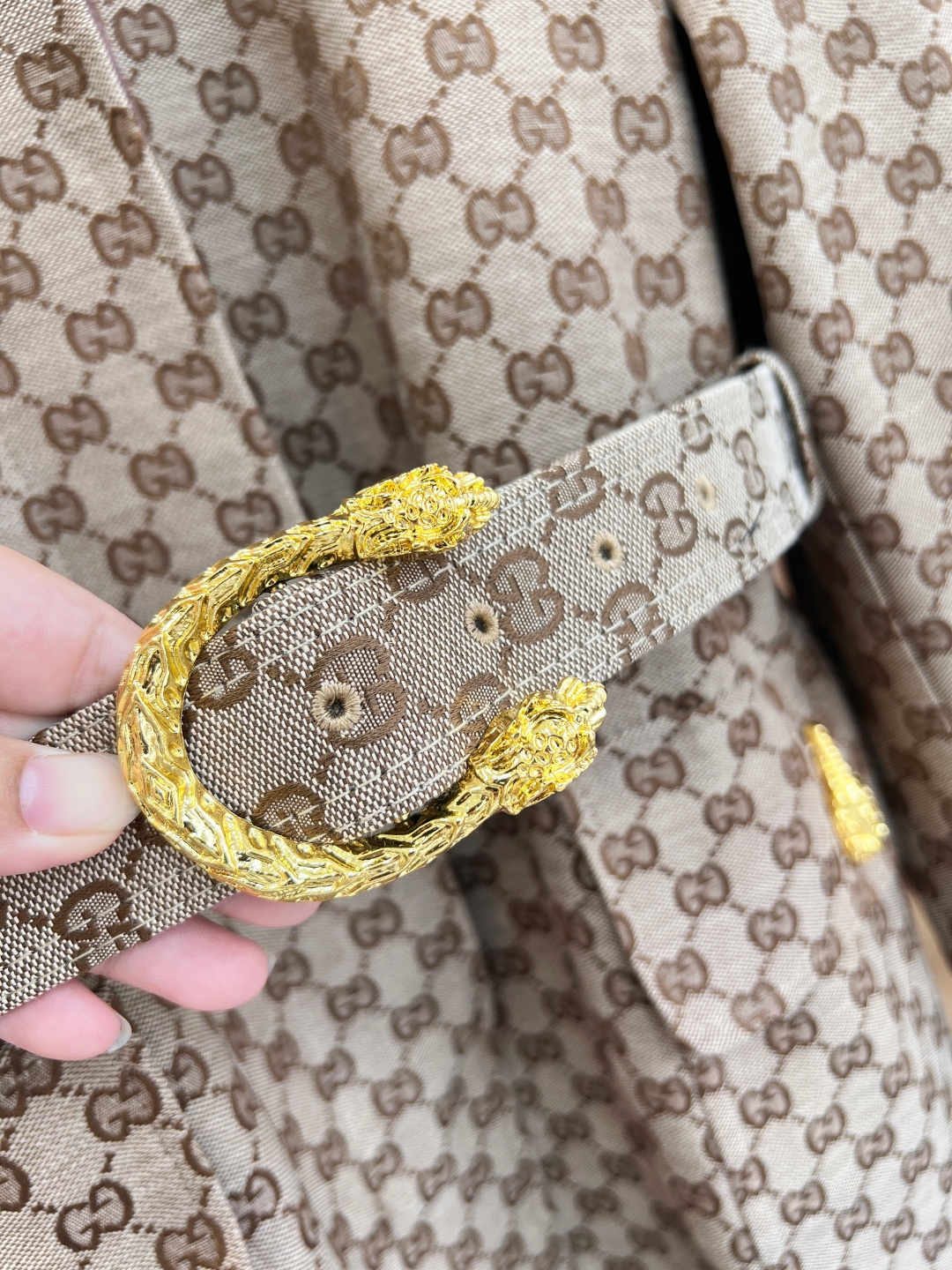 🆕Gucci经典双G满印提花收腰外套🤎万年经典卡其老花配色，浓郁复古氛围感拉满，低调奢华，妥妥老钱风刚需单品！ 全身通体