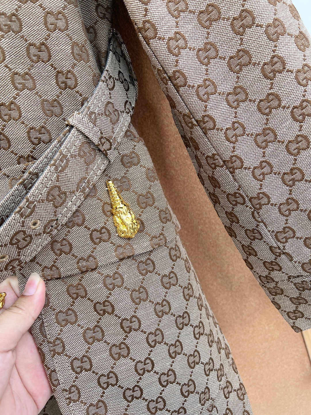 🆕Gucci经典双G满印提花收腰外套🤎万年经典卡其老花配色，浓郁复古氛围感拉满，低调奢华，妥妥老钱风刚需单品！ 全身通体