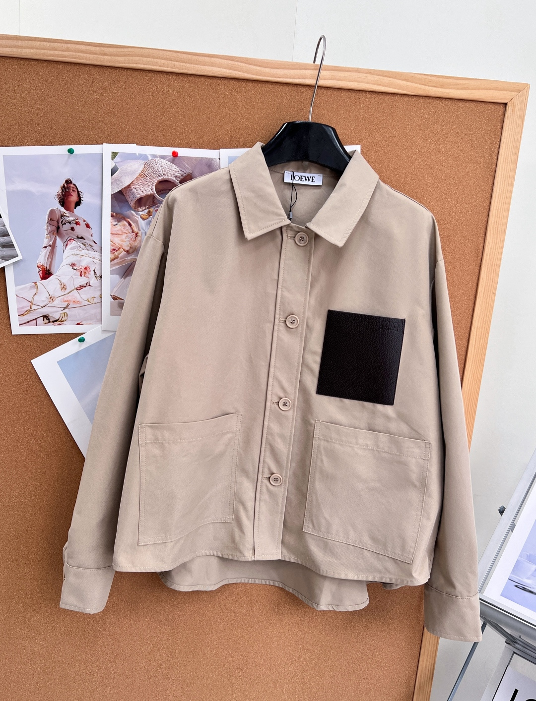 🆕LOEWE压花皮标卡其翻领外套🤎经典大地卡其色调，自带随性慵懒的都市松弛感，通勤休闲双适配，低调显贵不张扬。 利落翻领