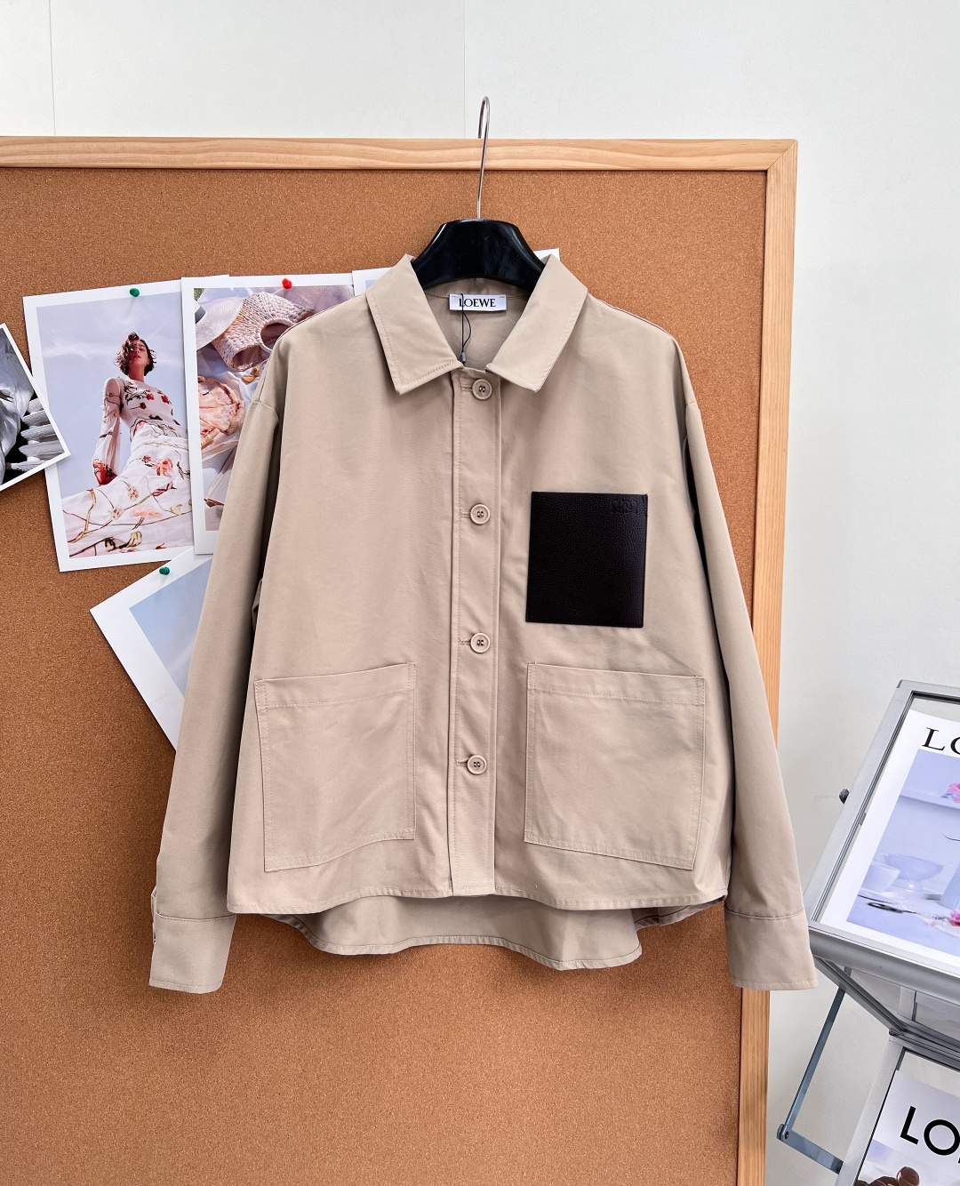 🆕LOEWE压花皮标卡其翻领外套🤎经典大地卡其色调，自带随性慵懒的都市松弛感，通勤休闲双适配，低调显贵不张扬。 利落翻领