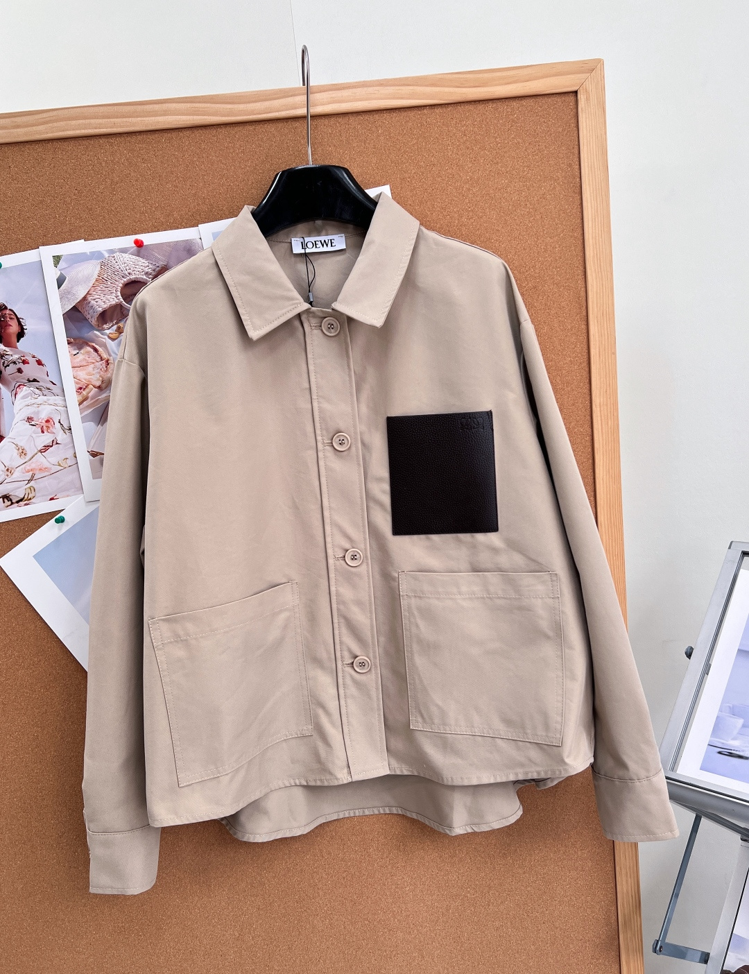 🆕LOEWE压花皮标卡其翻领外套🤎经典大地卡其色调，自带随性慵懒的都市松弛感，通勤休闲双适配，低调显贵不张扬。 利落翻领
