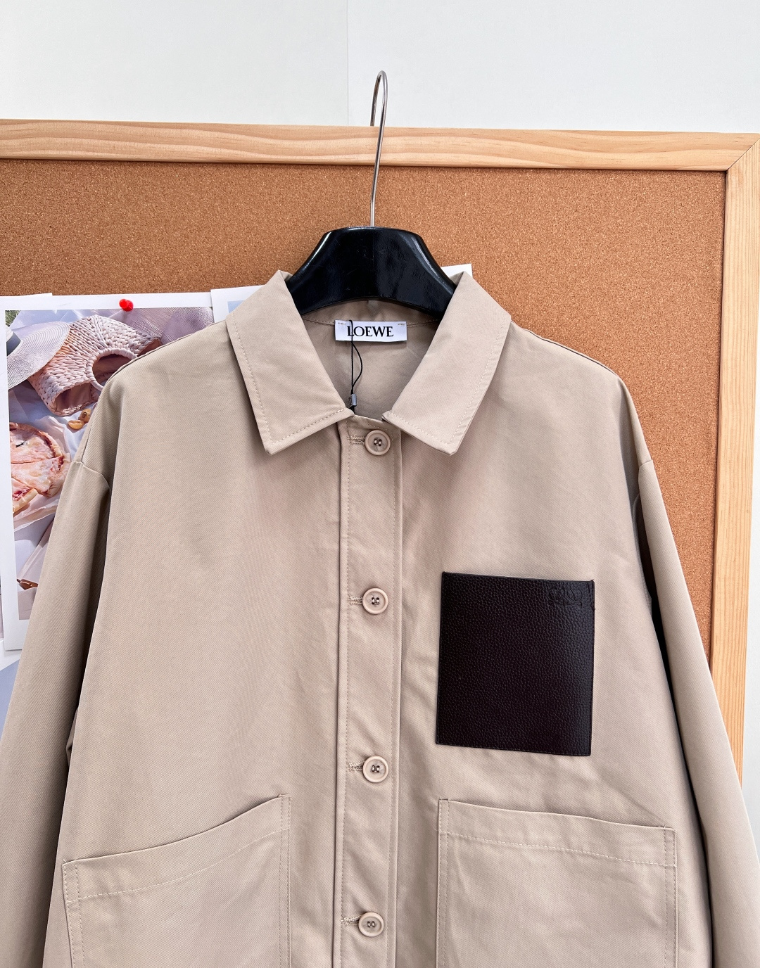 🆕LOEWE压花皮标卡其翻领外套🤎经典大地卡其色调，自带随性慵懒的都市松弛感，通勤休闲双适配，低调显贵不张扬。 利落翻领