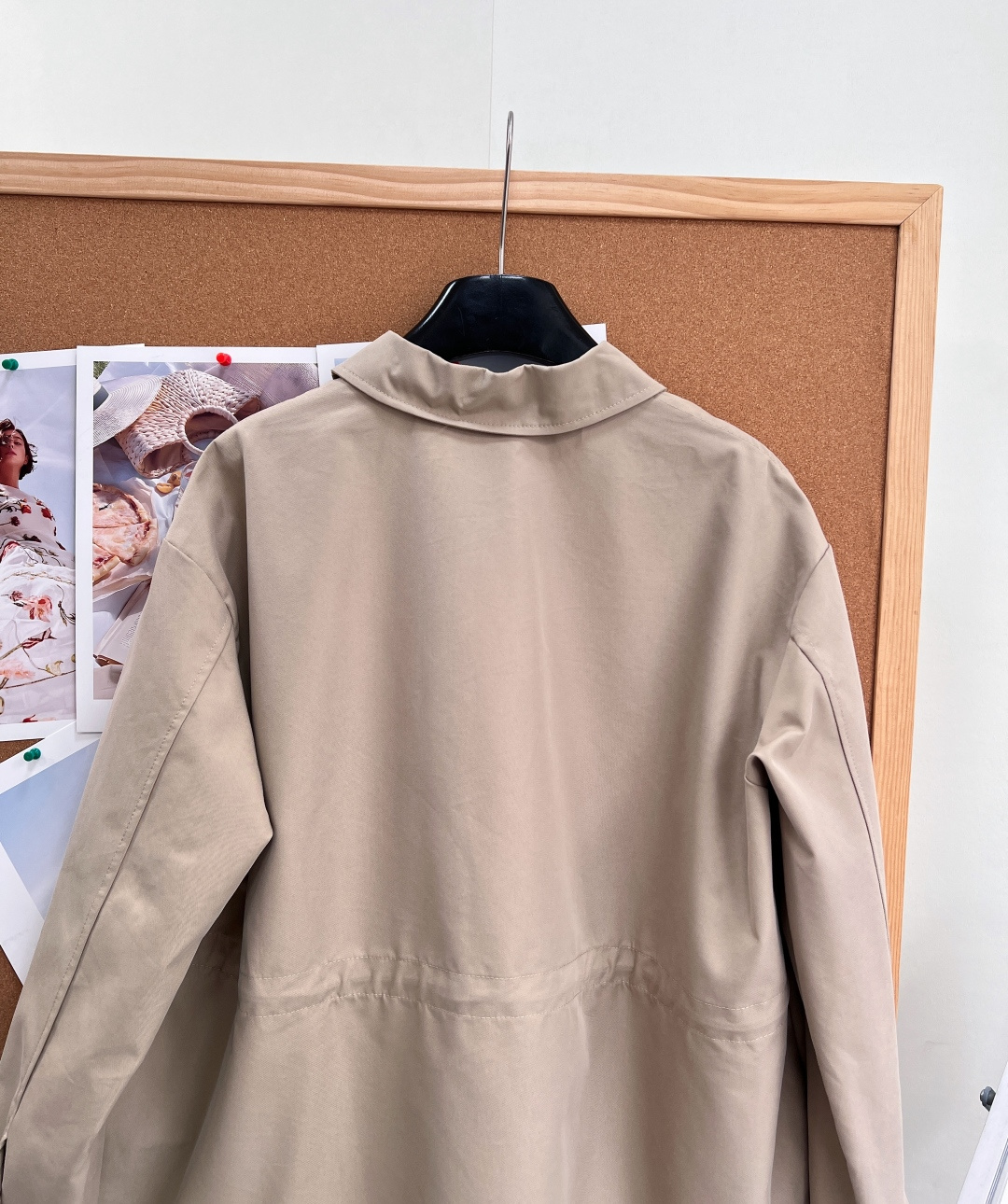 🆕LOEWE压花皮标卡其翻领外套🤎经典大地卡其色调，自带随性慵懒的都市松弛感，通勤休闲双适配，低调显贵不张扬。 利落翻领