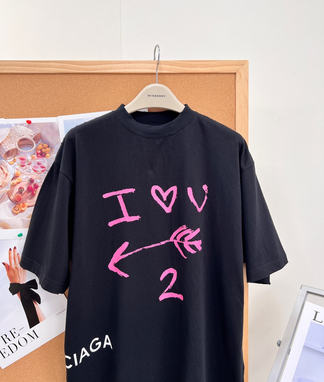 🆕BALENCIAGA巴黎世家新品溶解简约印花短袖T恤 男女同款，高街腔调的大廓形剪裁，上身便是oversize效果 B