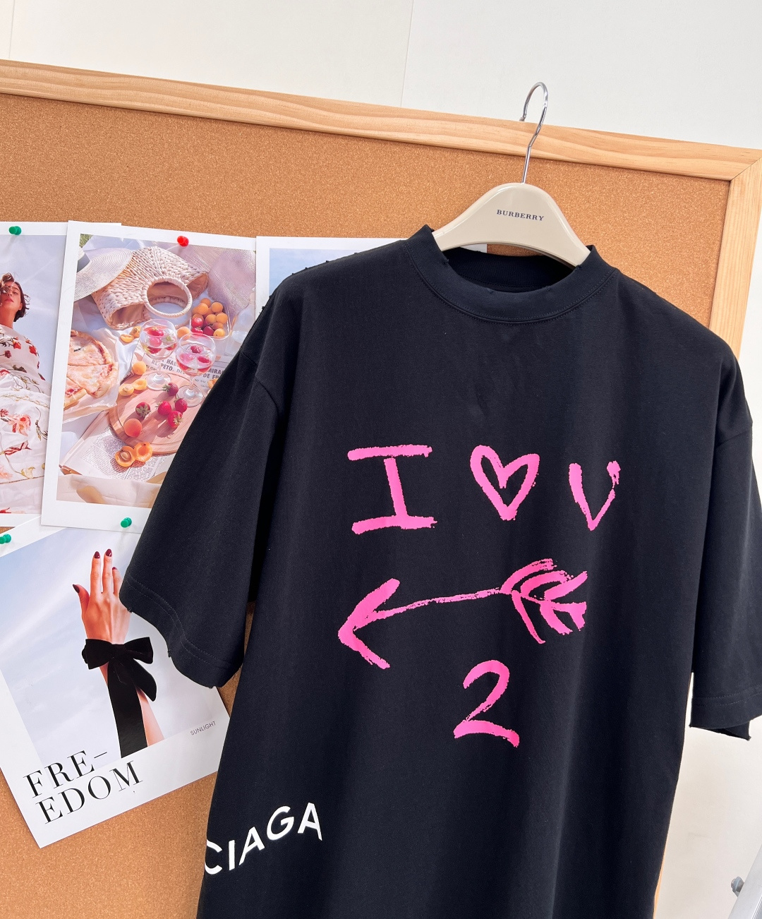 🆕BALENCIAGA巴黎世家新品溶解简约印花短袖T恤 男女同款，高街腔调的大廓形剪裁，上身便是oversize效果 B