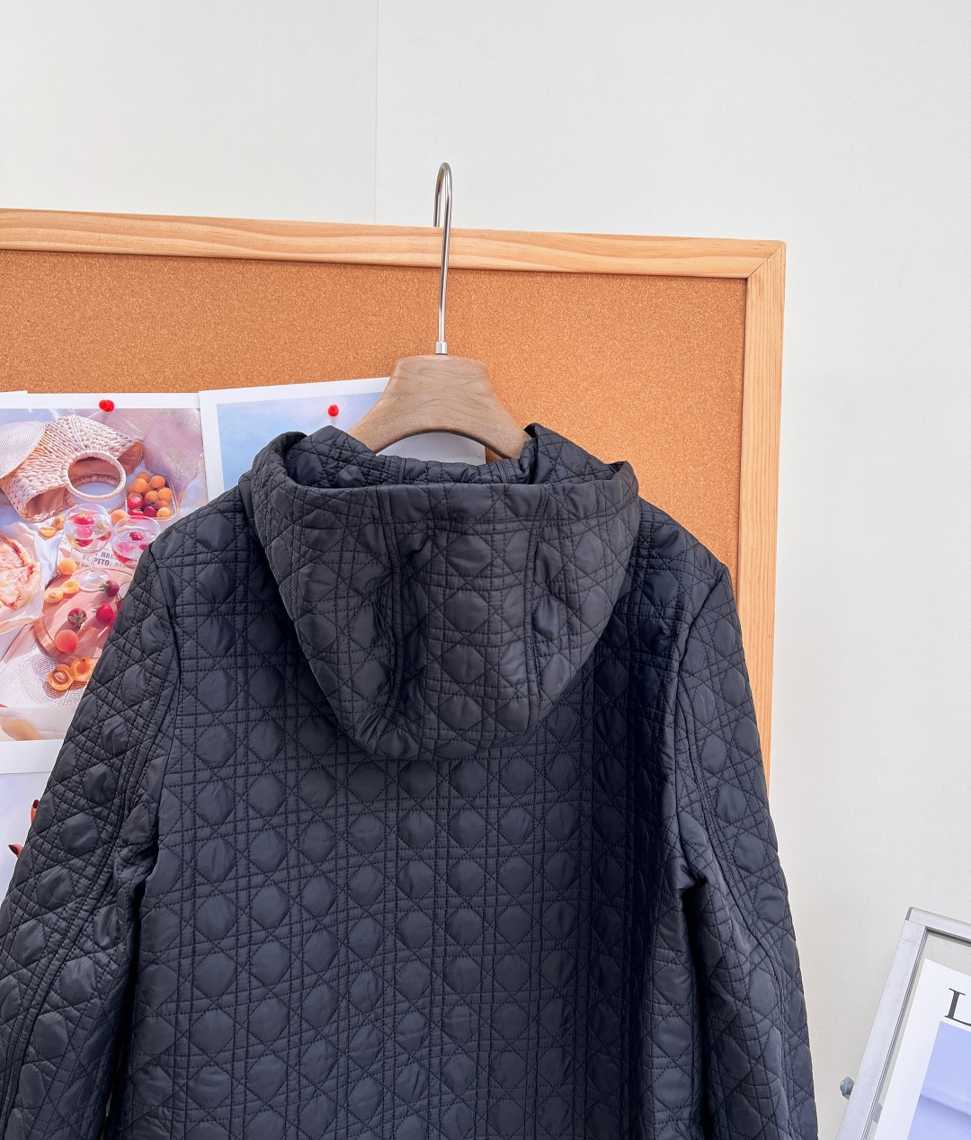 🆕Dior新款戴妃藤格纹衍缝连帽棉服🤍🖤26早秋全新力作，经典戴妃包同款藤格纹满幅衍缝，辨识度拉满，简约版型藏不住高级质