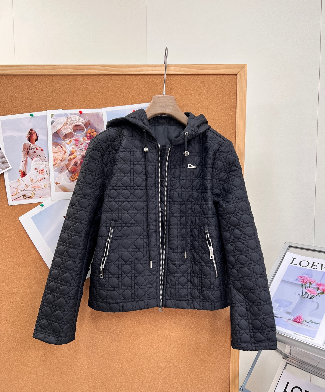 🆕Dior新款戴妃藤格纹衍缝连帽棉服🤍🖤26早秋全新力作，经典戴妃包同款藤格纹满幅衍缝，辨识度拉满，简约版型藏不住高级质