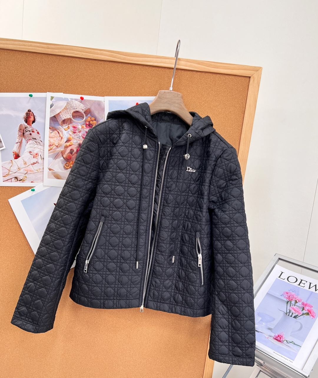 🆕Dior新款戴妃藤格纹衍缝连帽棉服🤍🖤26早秋全新力作，经典戴妃包同款藤格纹满幅衍缝，辨识度拉满，简约版型藏不住高级质