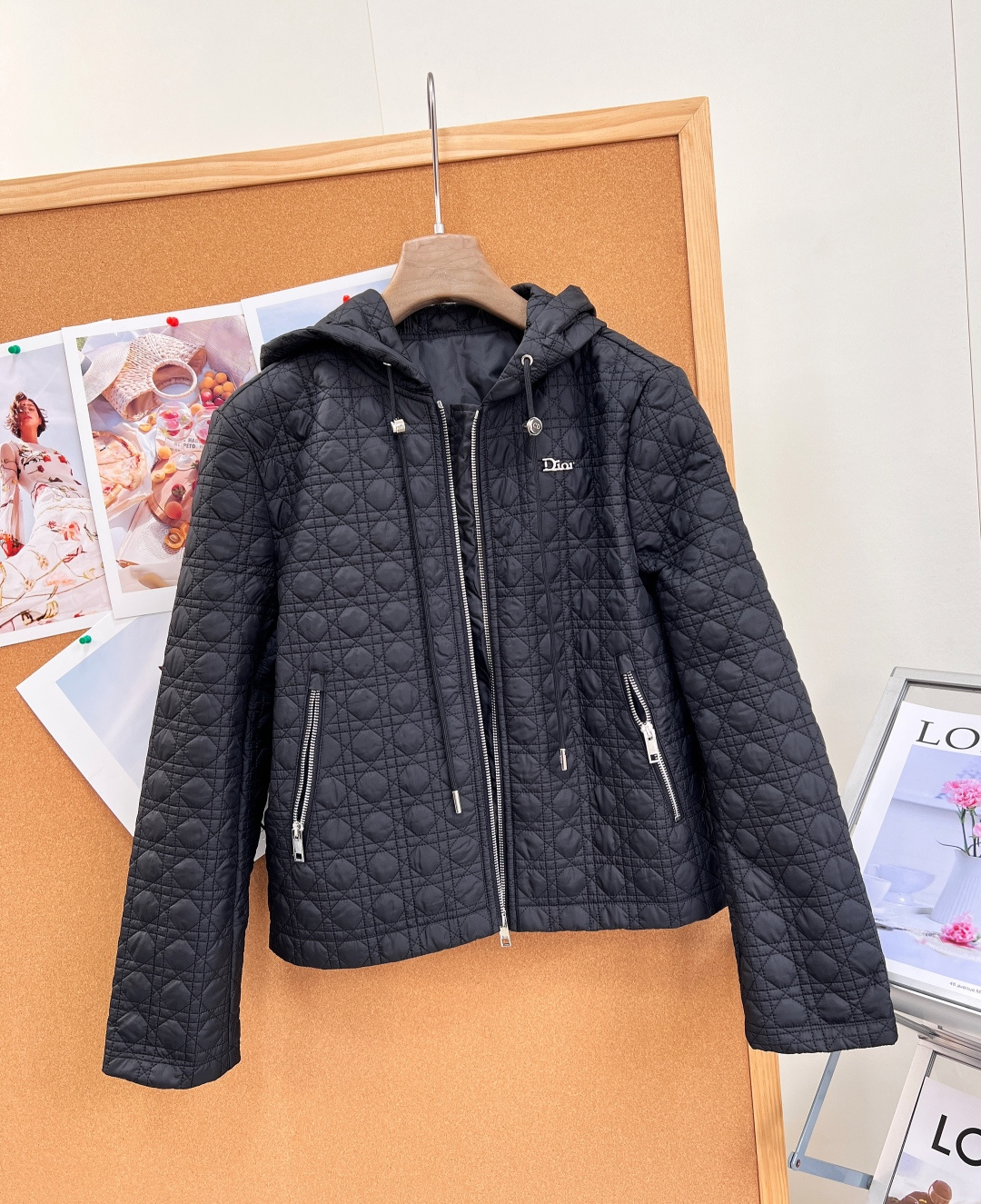 🆕Dior新款戴妃藤格纹衍缝连帽棉服🤍🖤26早秋全新力作，经典戴妃包同款藤格纹满幅衍缝，辨识度拉满，简约版型藏不住高级质