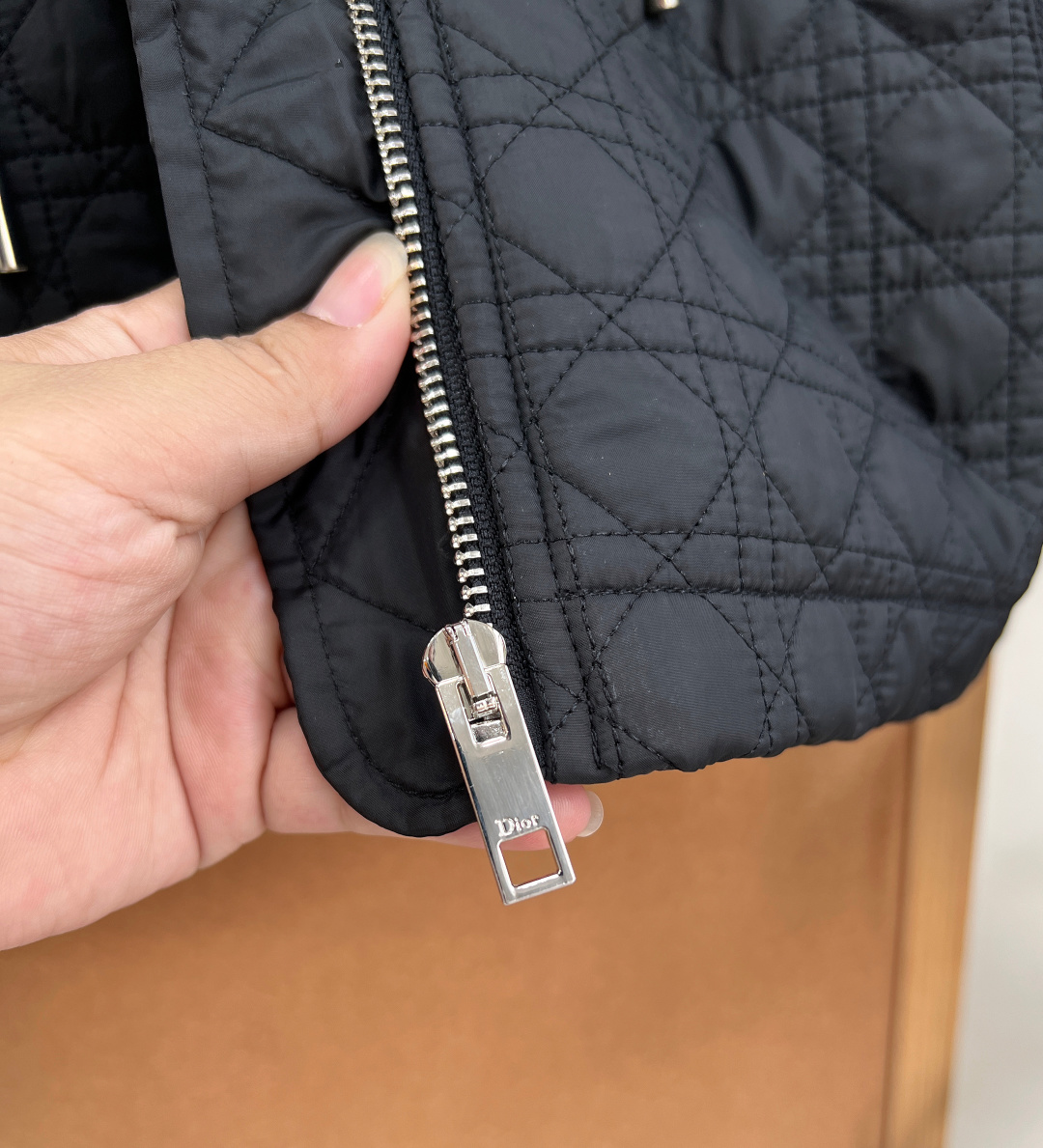 🆕Dior新款戴妃藤格纹衍缝连帽棉服🤍🖤26早秋全新力作，经典戴妃包同款藤格纹满幅衍缝，辨识度拉满，简约版型藏不住高级质