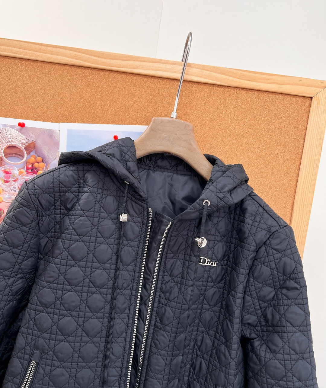 🆕Dior新款戴妃藤格纹衍缝连帽棉服🤍🖤26早秋全新力作，经典戴妃包同款藤格纹满幅衍缝，辨识度拉满，简约版型藏不住高级质