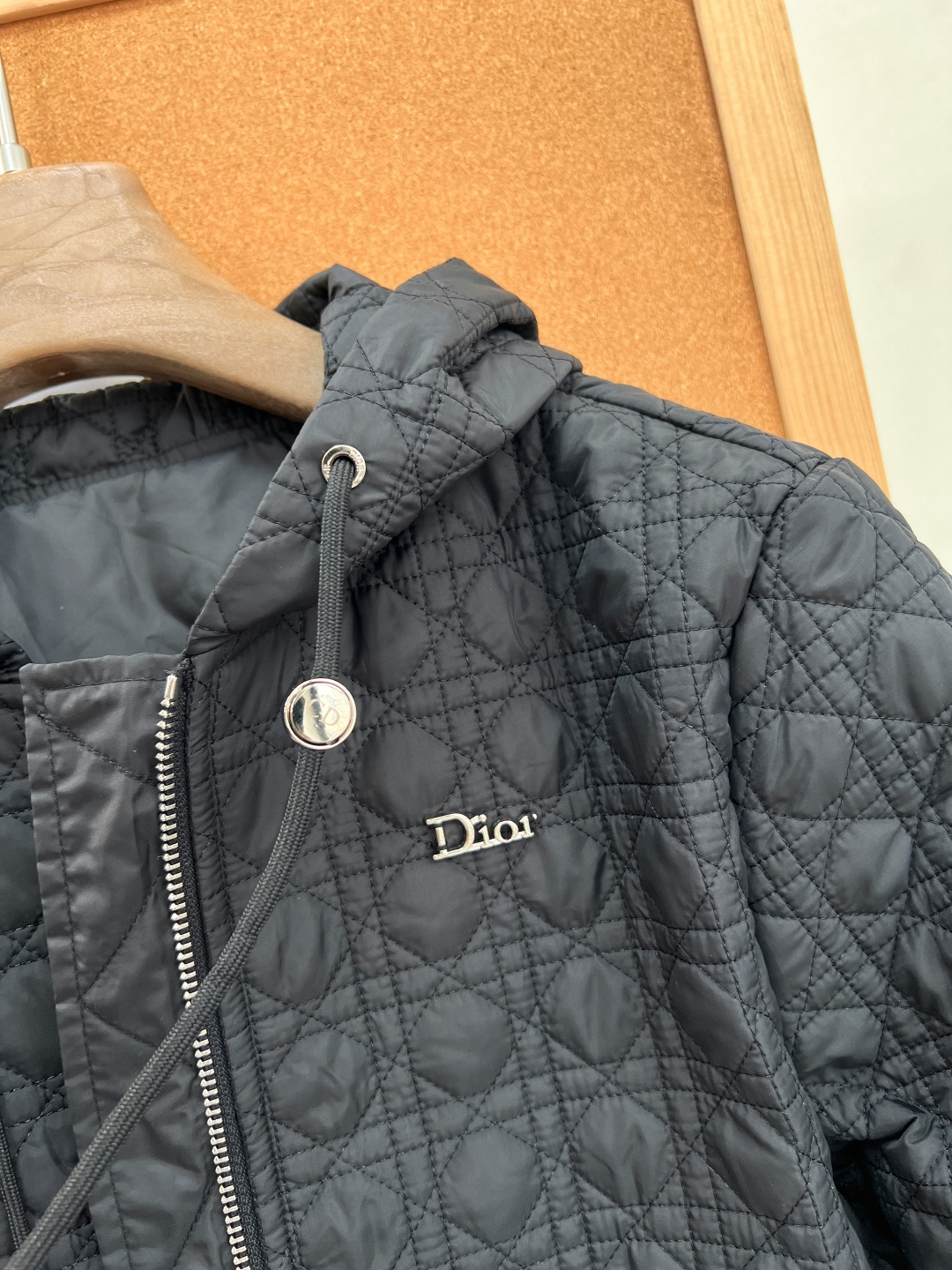 🆕Dior新款戴妃藤格纹衍缝连帽棉服🤍🖤26早秋全新力作，经典戴妃包同款藤格纹满幅衍缝，辨识度拉满，简约版型藏不住高级质