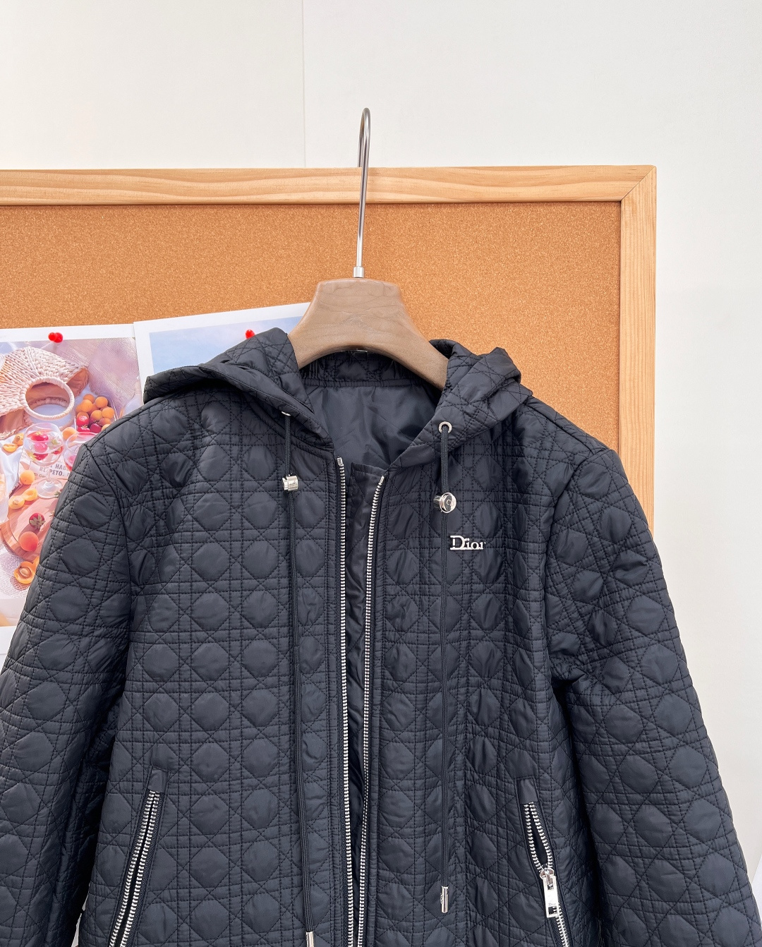 🆕Dior新款戴妃藤格纹衍缝连帽棉服🤍🖤26早秋全新力作，经典戴妃包同款藤格纹满幅衍缝，辨识度拉满，简约版型藏不住高级质
