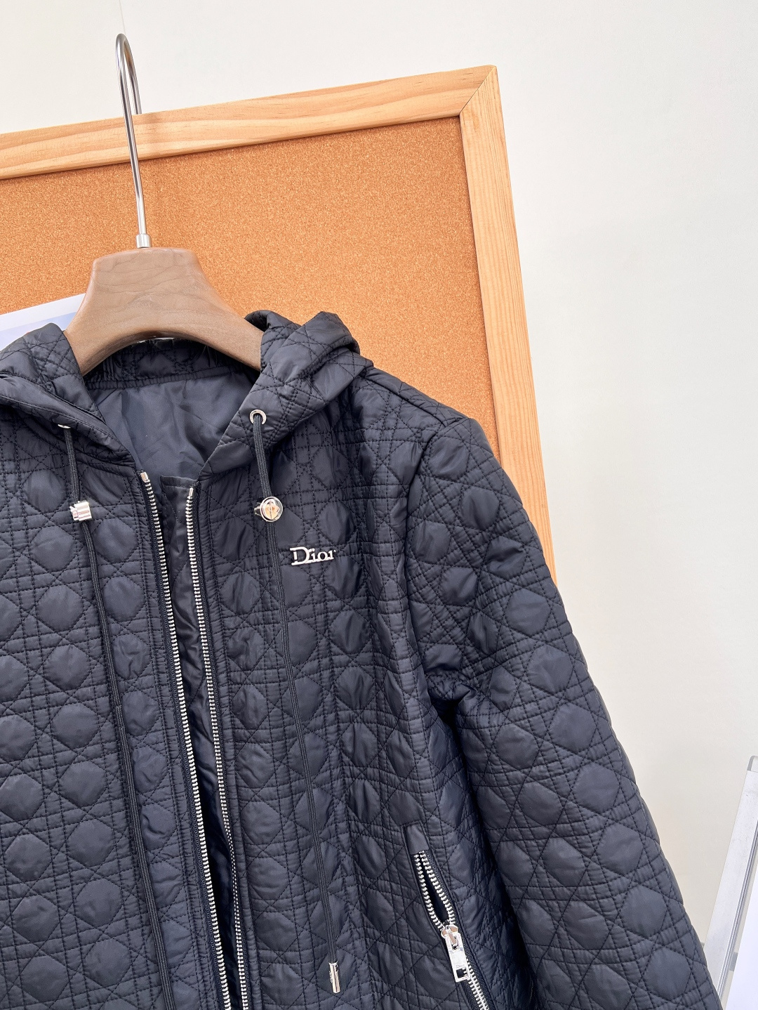 🆕Dior新款戴妃藤格纹衍缝连帽棉服🤍🖤26早秋全新力作，经典戴妃包同款藤格纹满幅衍缝，辨识度拉满，简约版型藏不住高级质