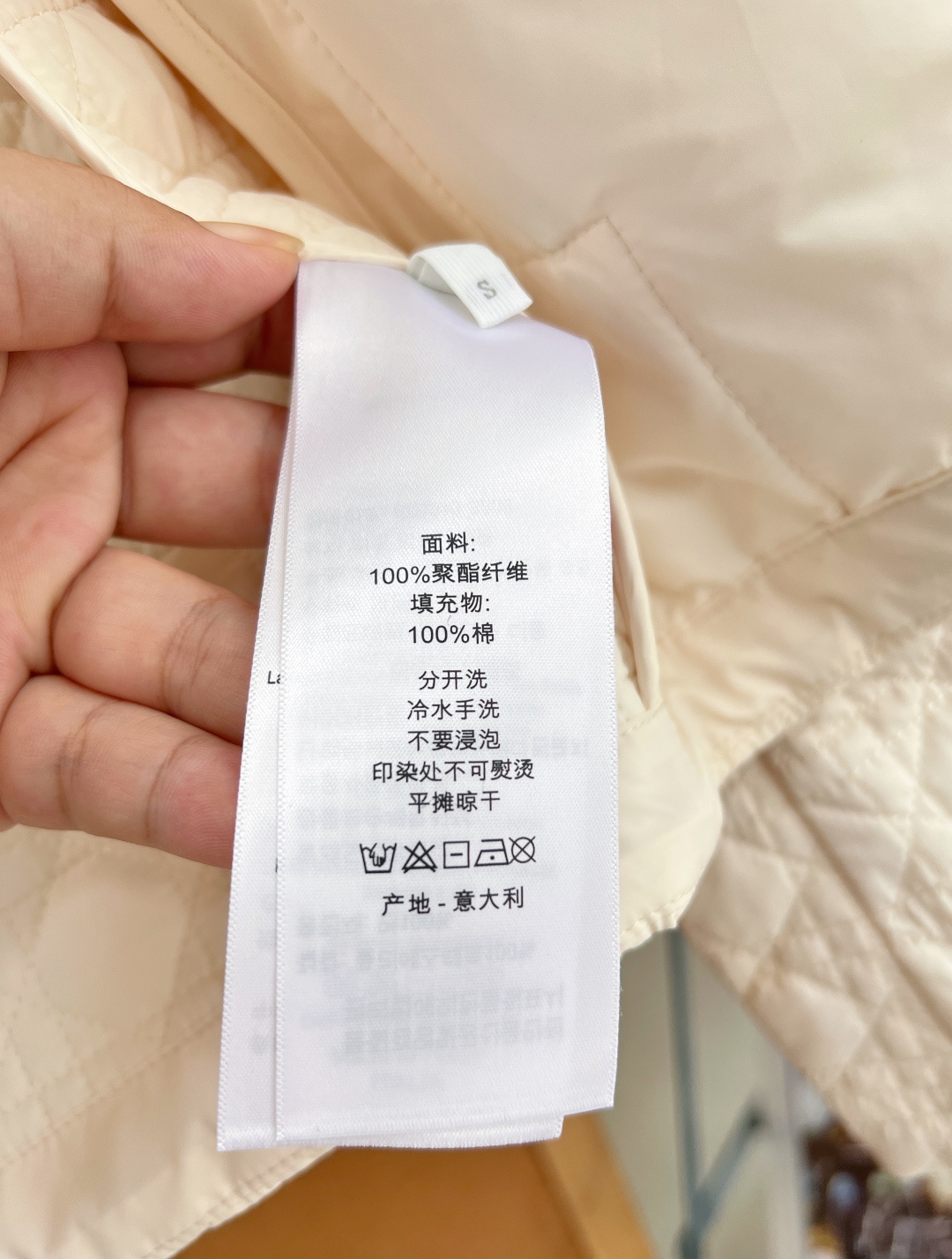 🆕Dior新款戴妃藤格纹衍缝连帽棉服🤍🖤26早秋全新力作，经典戴妃包同款藤格纹满幅衍缝，辨识度拉满，简约版型藏不住高级质