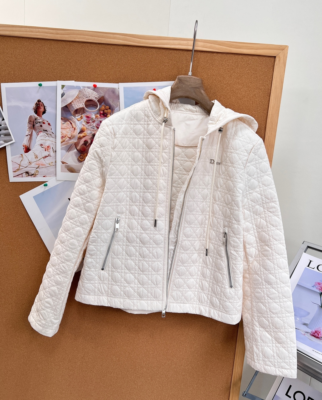🆕Dior新款戴妃藤格纹衍缝连帽棉服🤍🖤26早秋全新力作，经典戴妃包同款藤格纹满幅衍缝，辨识度拉满，简约版型藏不住高级质