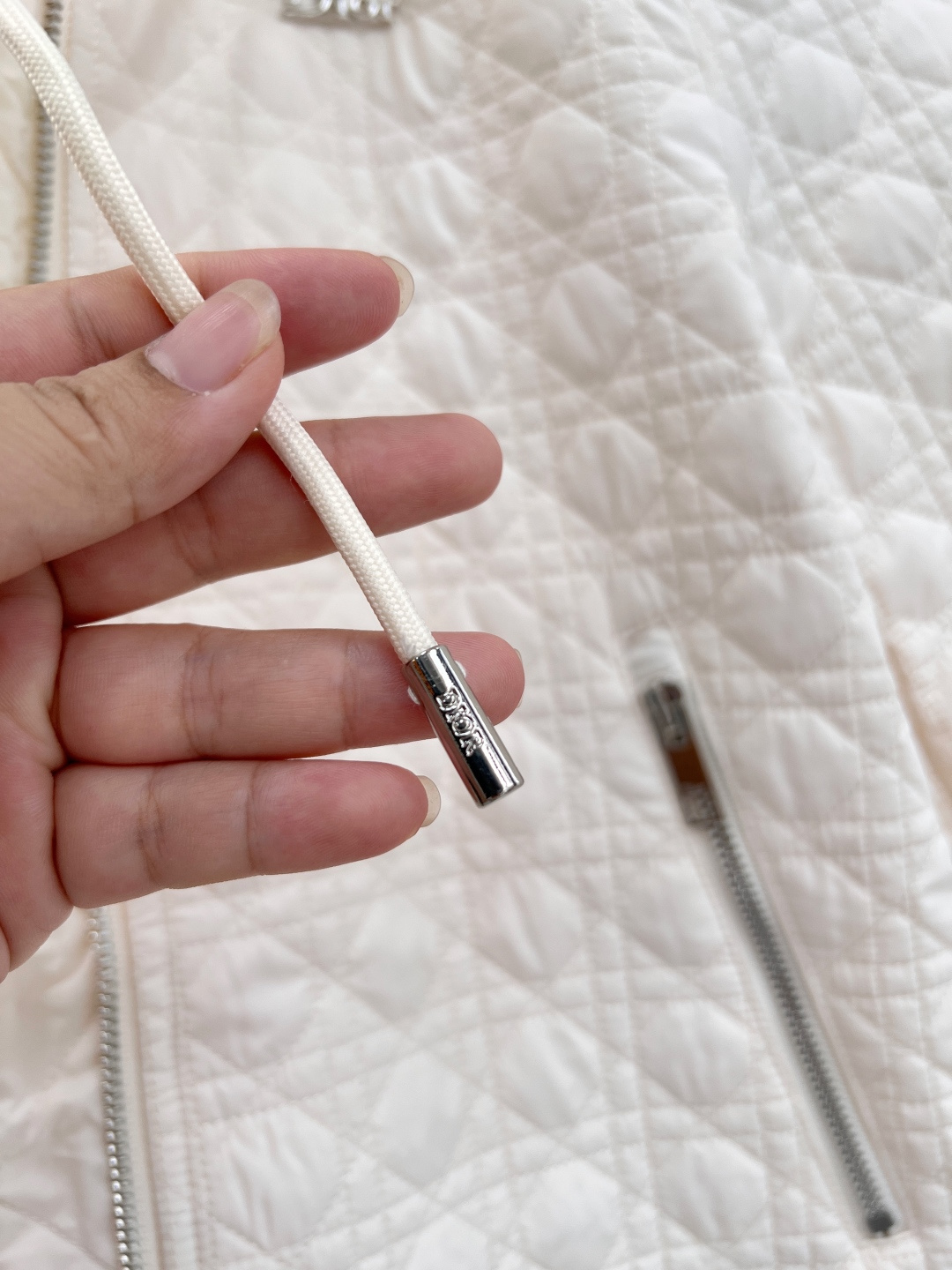 🆕Dior新款戴妃藤格纹衍缝连帽棉服🤍🖤26早秋全新力作，经典戴妃包同款藤格纹满幅衍缝，辨识度拉满，简约版型藏不住高级质