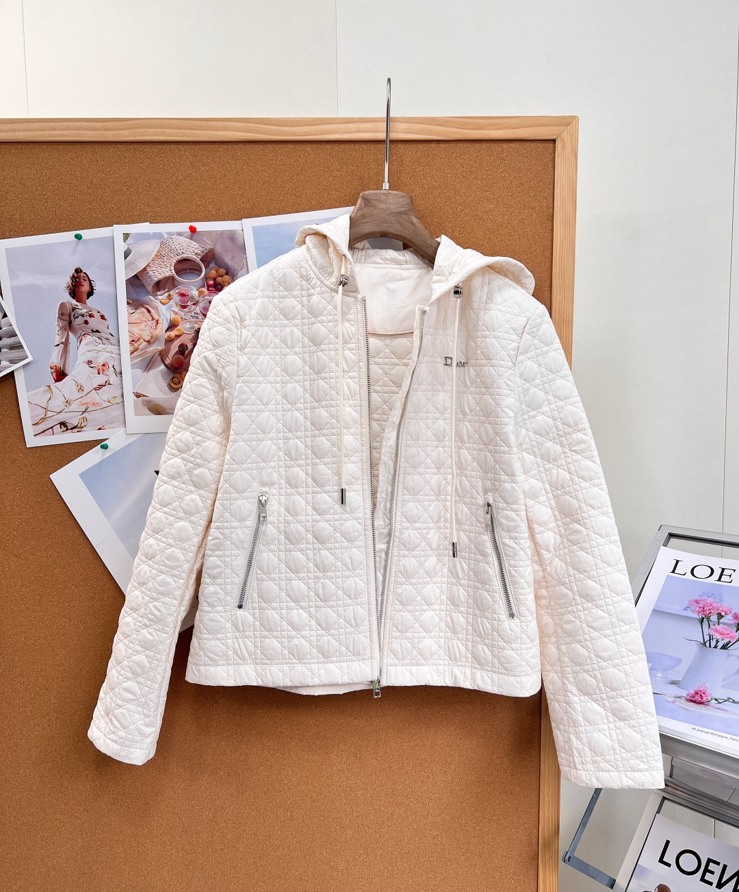 🆕Dior新款戴妃藤格纹衍缝连帽棉服🤍🖤26早秋全新力作，经典戴妃包同款藤格纹满幅衍缝，辨识度拉满，简约版型藏不住高级质