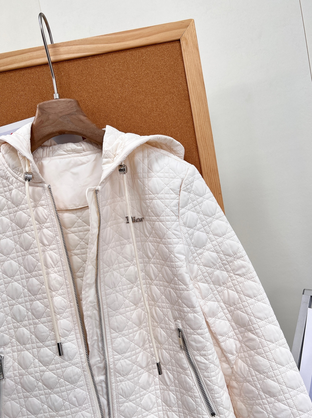 🆕Dior新款戴妃藤格纹衍缝连帽棉服🤍🖤26早秋全新力作，经典戴妃包同款藤格纹满幅衍缝，辨识度拉满，简约版型藏不住高级质