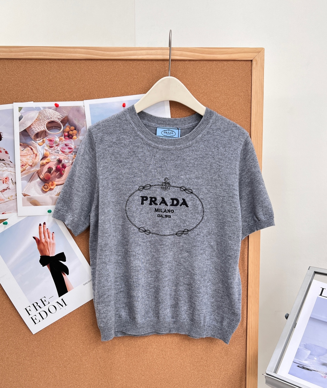 🆕Prada 26新款羊毛针织短袖🩶💖麻灰/柔粉双色上线，经典复古椭圆链条logo印花，把意式低调轻奢拿捏到位，通勤日常