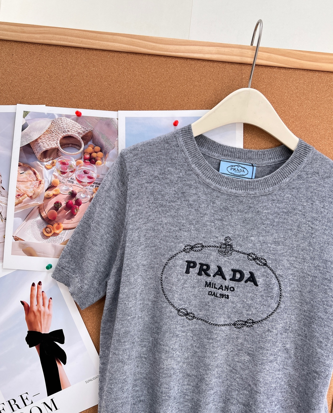 🆕Prada 26新款羊毛针织短袖🩶💖麻灰/柔粉双色上线，经典复古椭圆链条logo印花，把意式低调轻奢拿捏到位，通勤日常