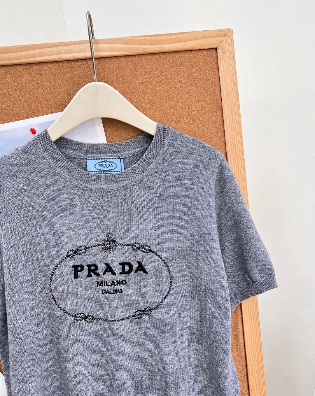 🆕Prada 26新款羊毛针织短袖🩶💖麻灰/柔粉双色上线，经典复古椭圆链条logo印花，把意式低调轻奢拿捏到位，通勤日常