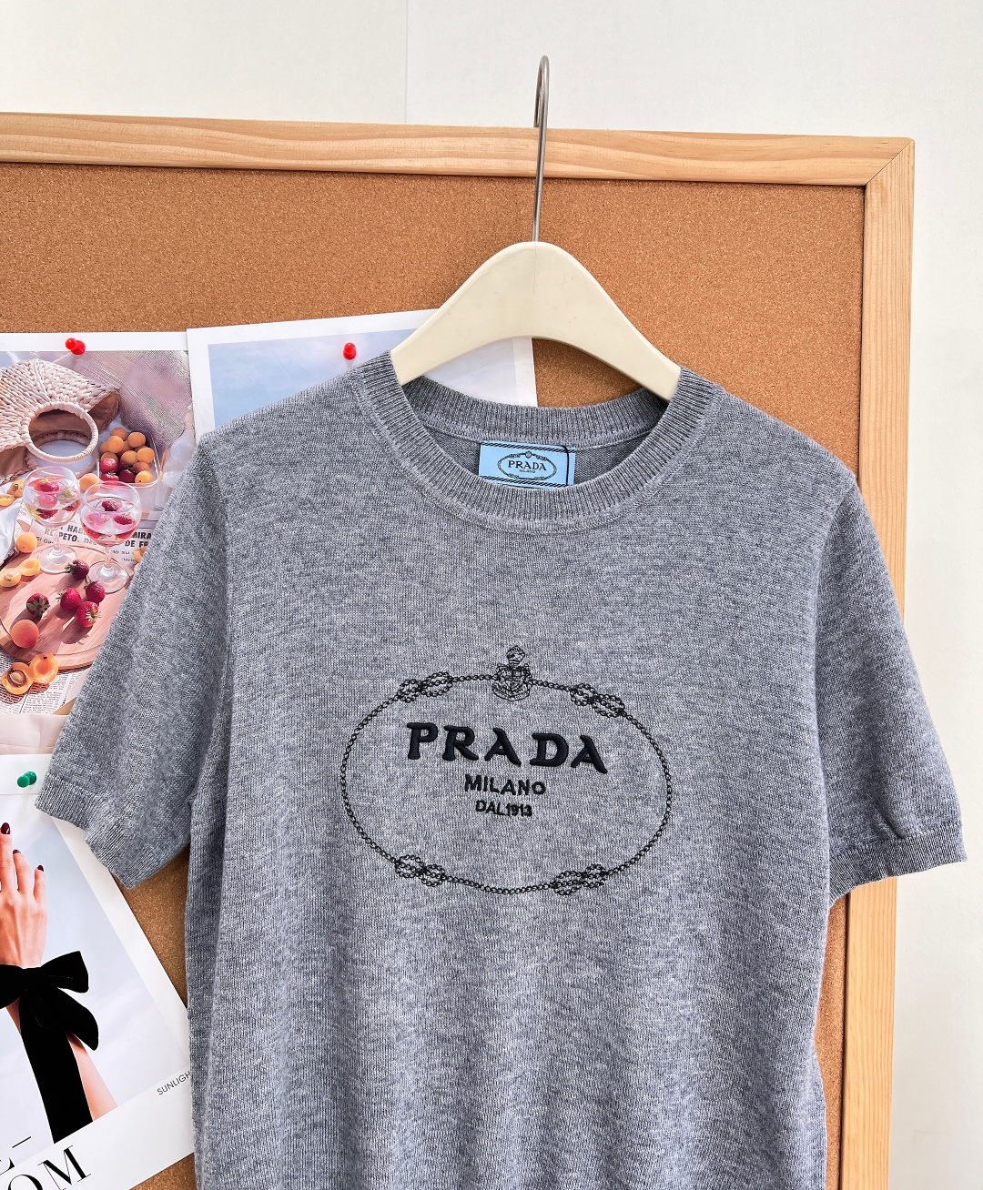 🆕Prada 26新款羊毛针织短袖🩶💖麻灰/柔粉双色上线，经典复古椭圆链条logo印花，把意式低调轻奢拿捏到位，通勤日常