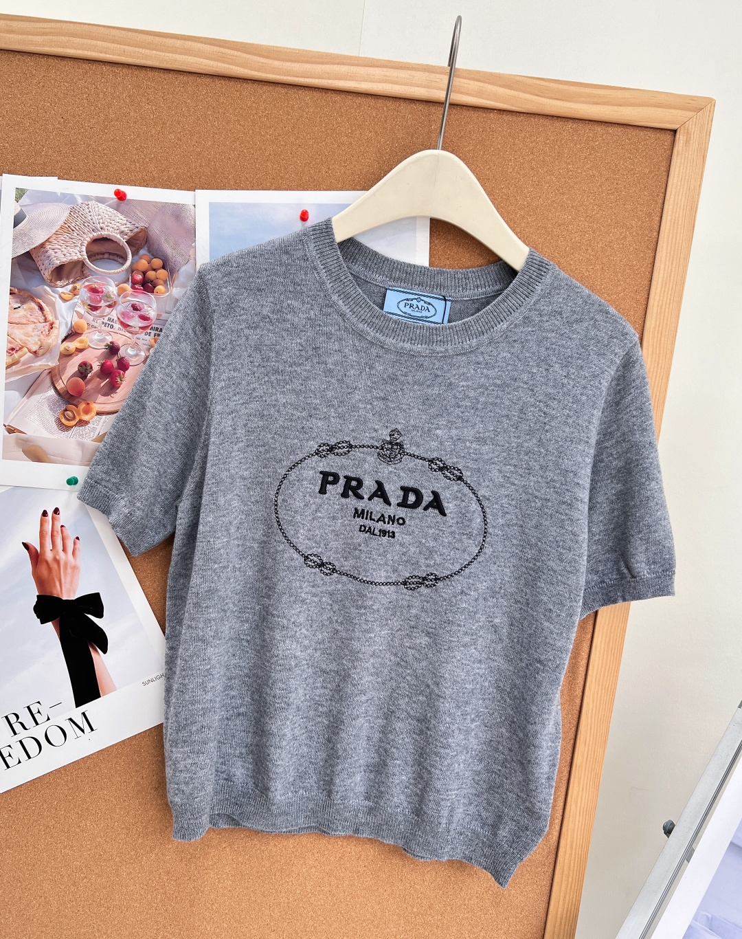 🆕Prada 26新款羊毛针织短袖🩶💖麻灰/柔粉双色上线，经典复古椭圆链条logo印花，把意式低调轻奢拿捏到位，通勤日常