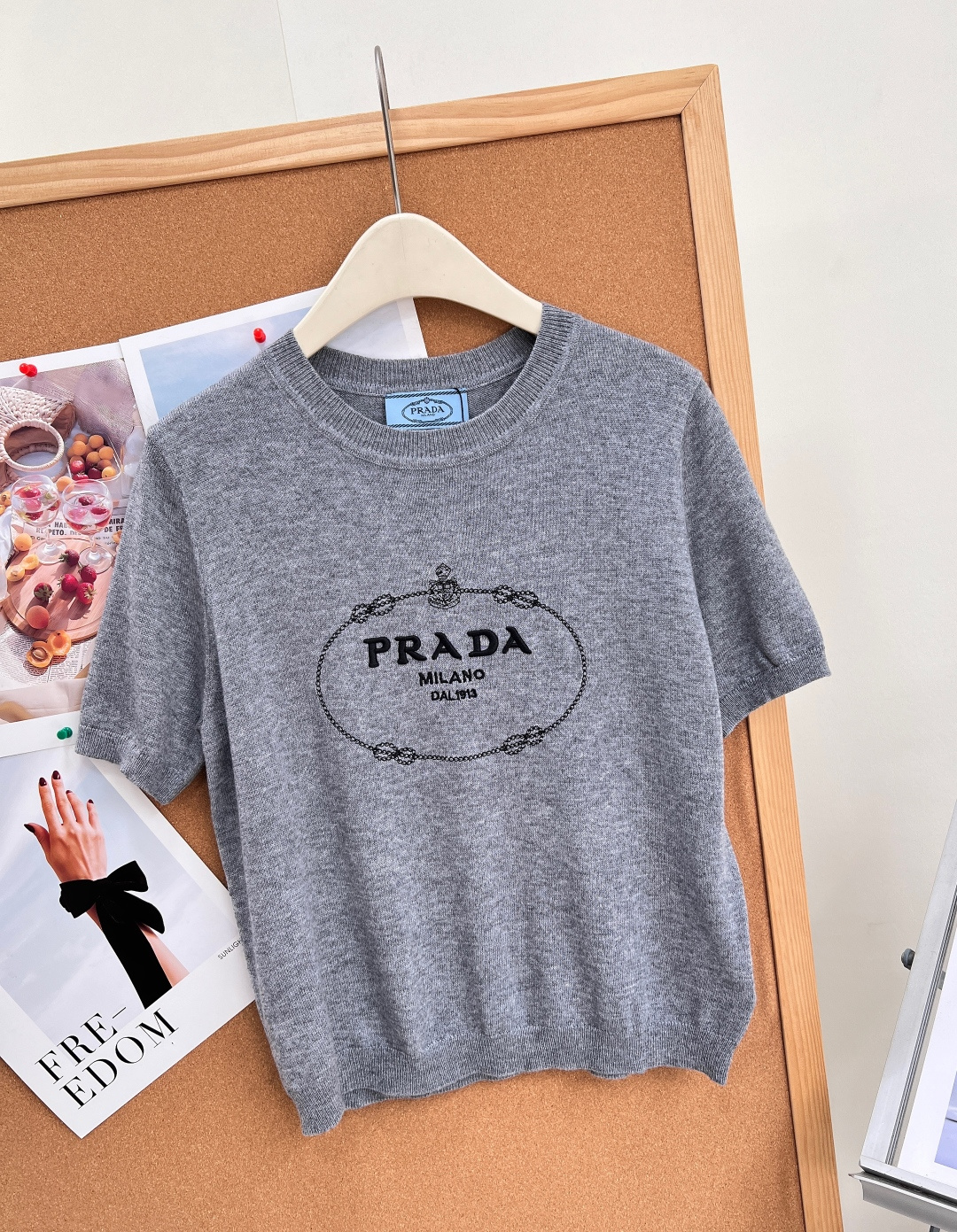 🆕Prada 26新款羊毛针织短袖🩶💖麻灰/柔粉双色上线，经典复古椭圆链条logo印花，把意式低调轻奢拿捏到位，通勤日常