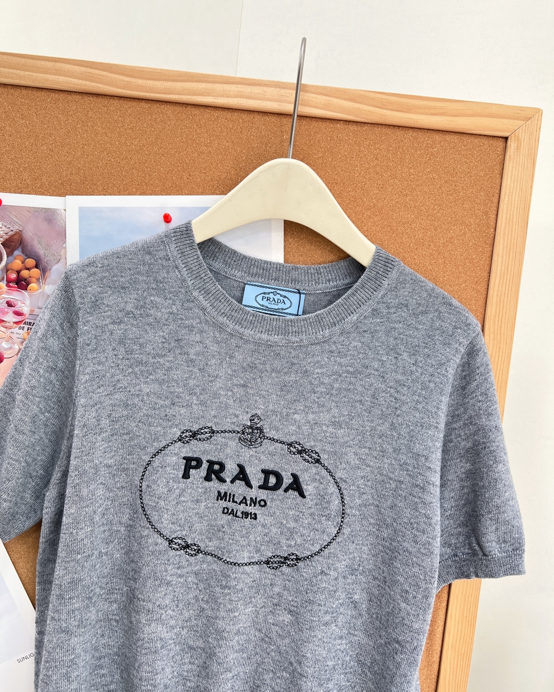 🆕Prada 26新款羊毛针织短袖🩶💖麻灰/柔粉双色上线，经典复古椭圆链条logo印花，把意式低调轻奢拿捏到位，通勤日常