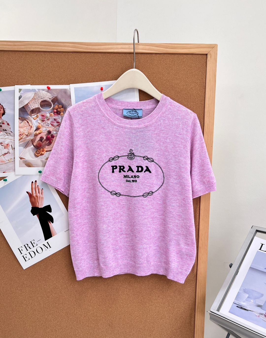 🆕Prada 26新款羊毛针织短袖🩶💖麻灰/柔粉双色上线，经典复古椭圆链条logo印花，把意式低调轻奢拿捏到位，通勤日常