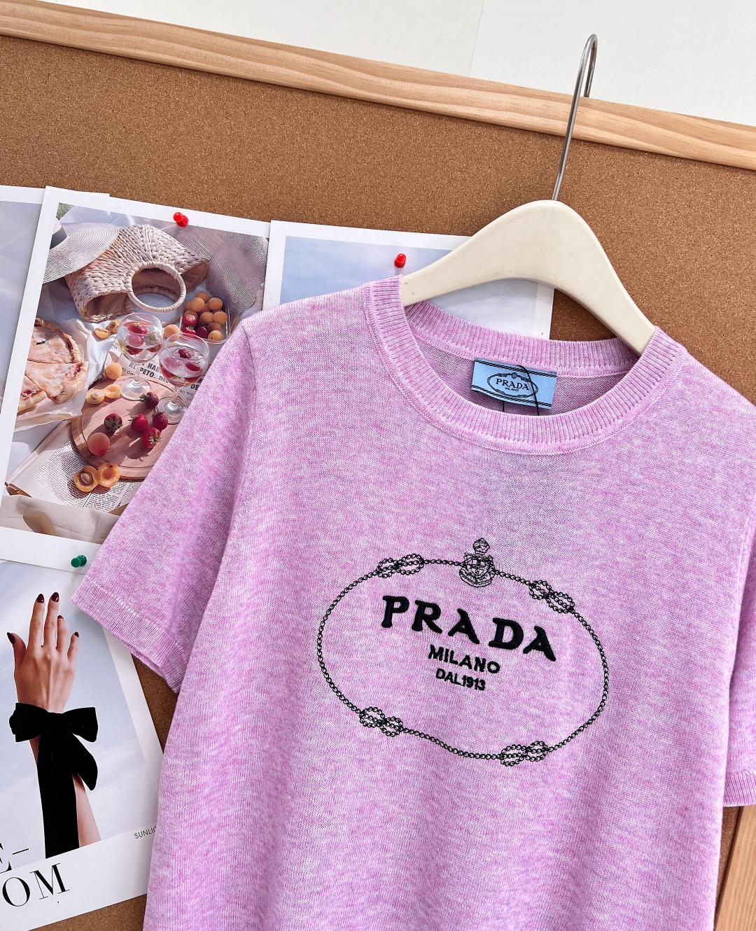 🆕Prada 26新款羊毛针织短袖🩶💖麻灰/柔粉双色上线，经典复古椭圆链条logo印花，把意式低调轻奢拿捏到位，通勤日常