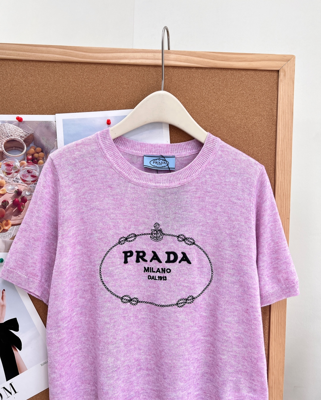 🆕Prada 26新款羊毛针织短袖🩶💖麻灰/柔粉双色上线，经典复古椭圆链条logo印花，把意式低调轻奢拿捏到位，通勤日常