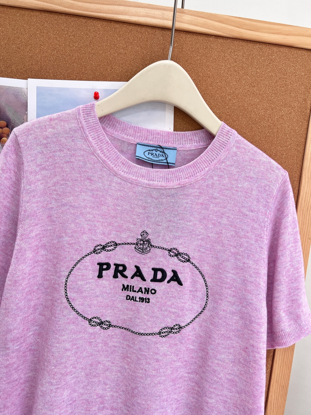 🆕Prada 26新款羊毛针织短袖🩶💖麻灰/柔粉双色上线，经典复古椭圆链条logo印花，把意式低调轻奢拿捏到位，通勤日常